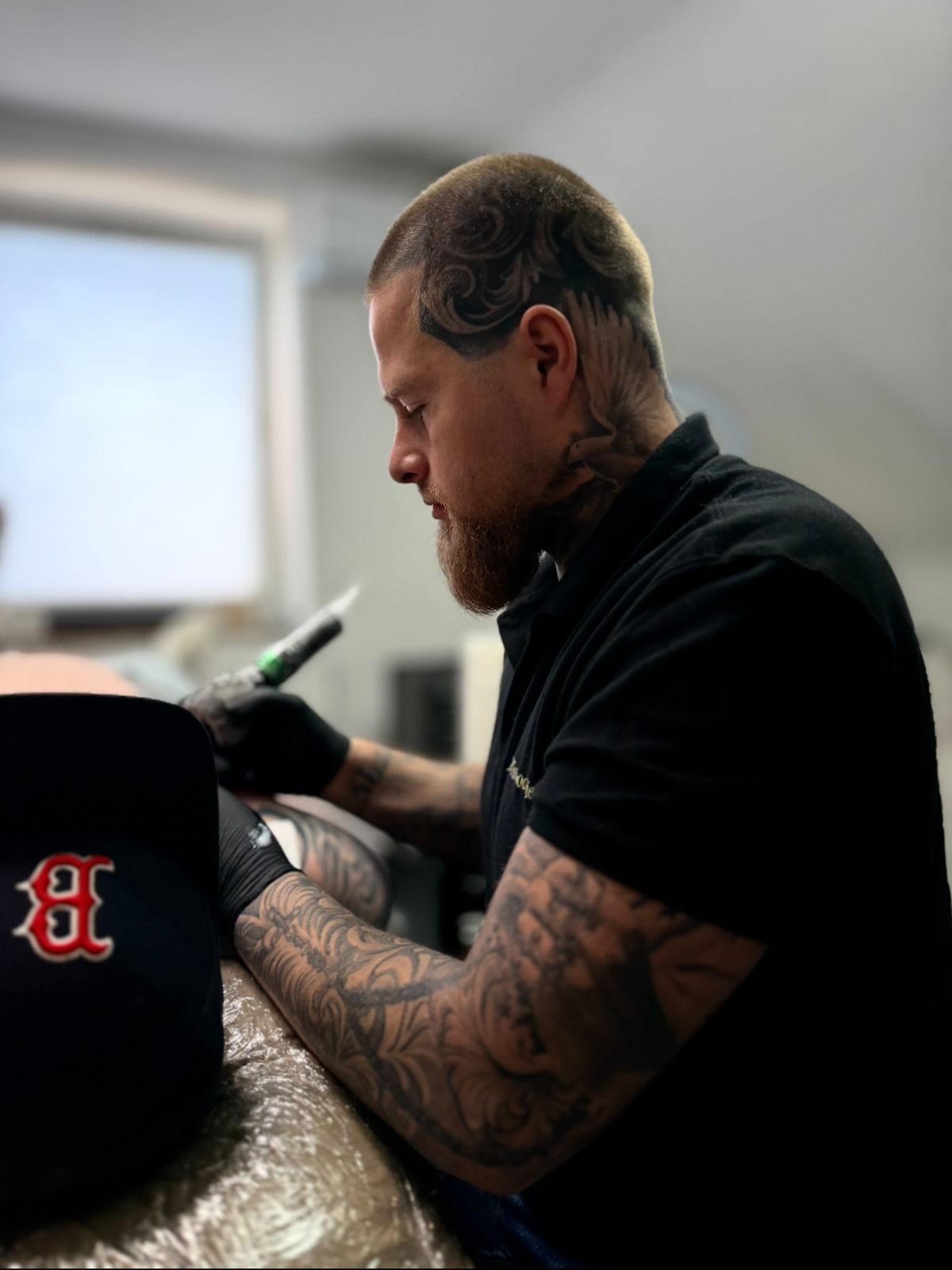 Marius bei der Arbeit im 58 Tattooatelier